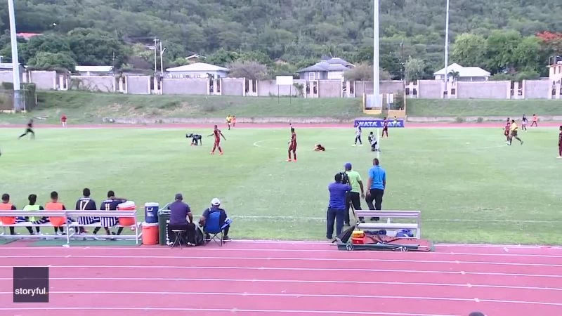 Τρομακτικό βίντεο: Ποδοσφαιριστές  πέφτουν στο έδαφος όταν το γήπεδο το χτυπάει κεραυνός